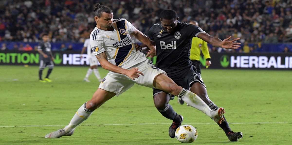 مينو رايولا وكيل أعمال المهاجم زلاتان إبراهيموفيتش يكشف موقفه من العودة إلى ميلان