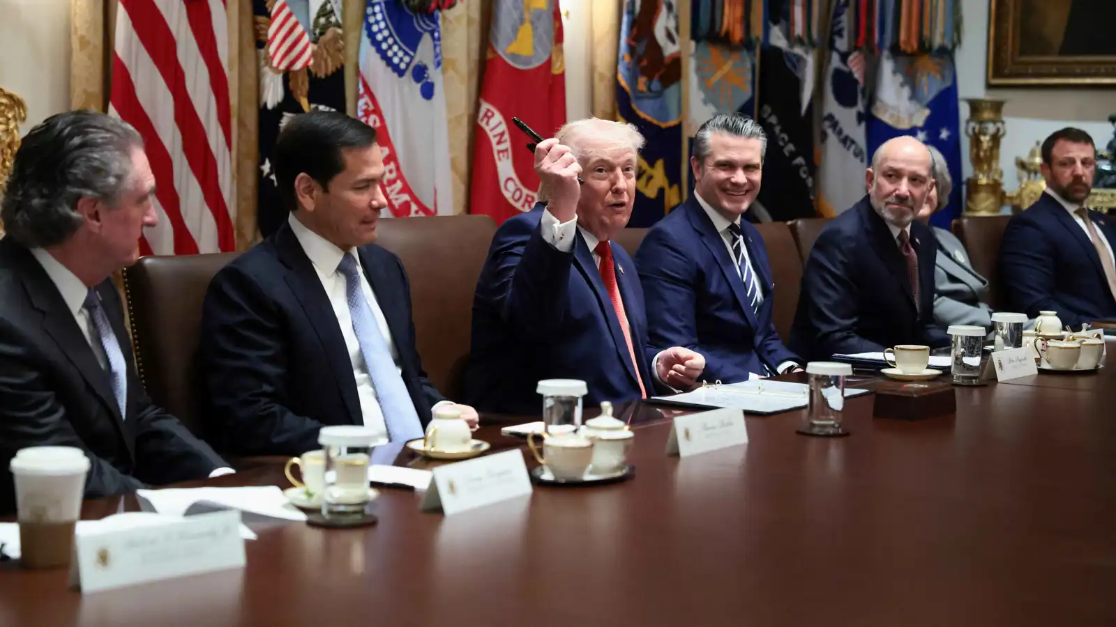 بين نار الحرب وأوراق التفاوض.. ترامب يوازن بين صقور البنتاغون ودعاة التهدئة