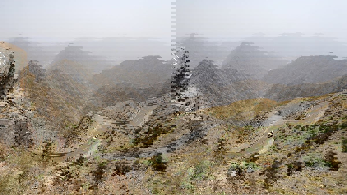 سعودي ينجو من موت محقق قبل دقائق من انهيار صخري (فيديو)