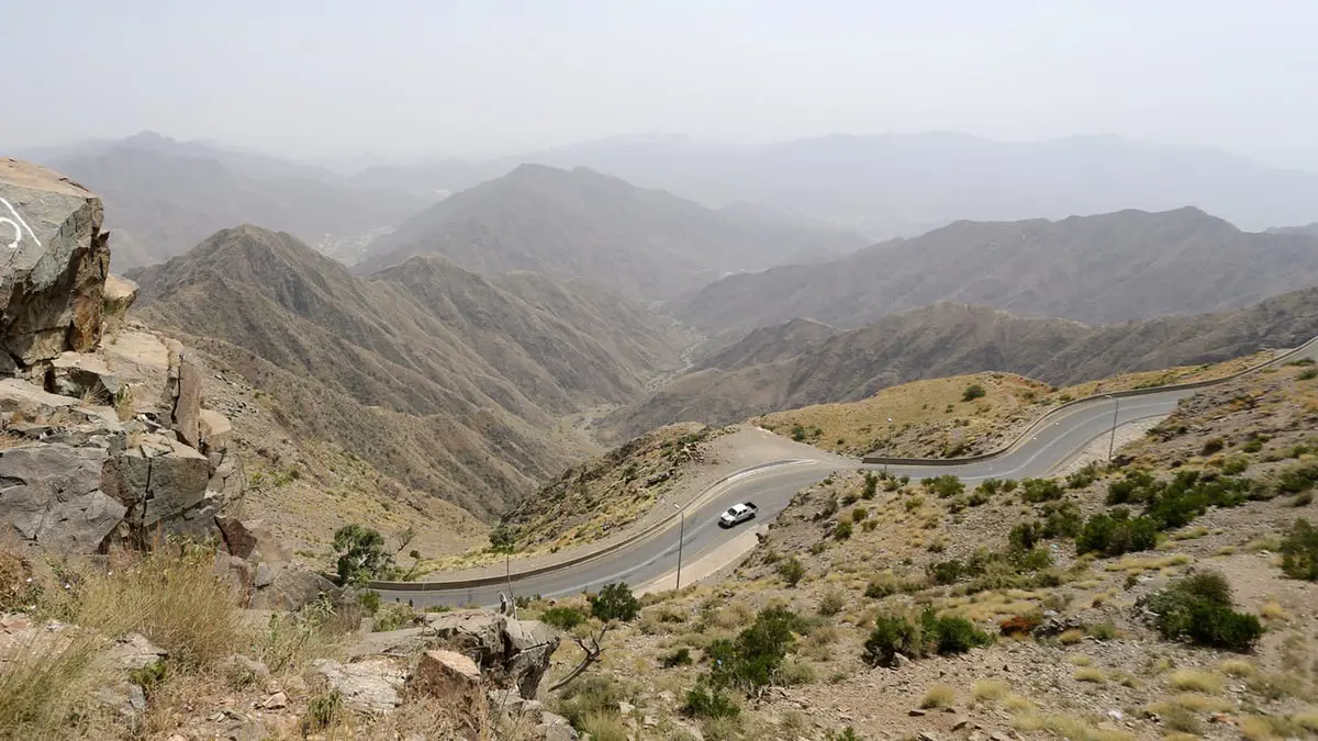 سعودي ينجو من موت محقق قبل دقائق من انهيار صخري (فيديو)