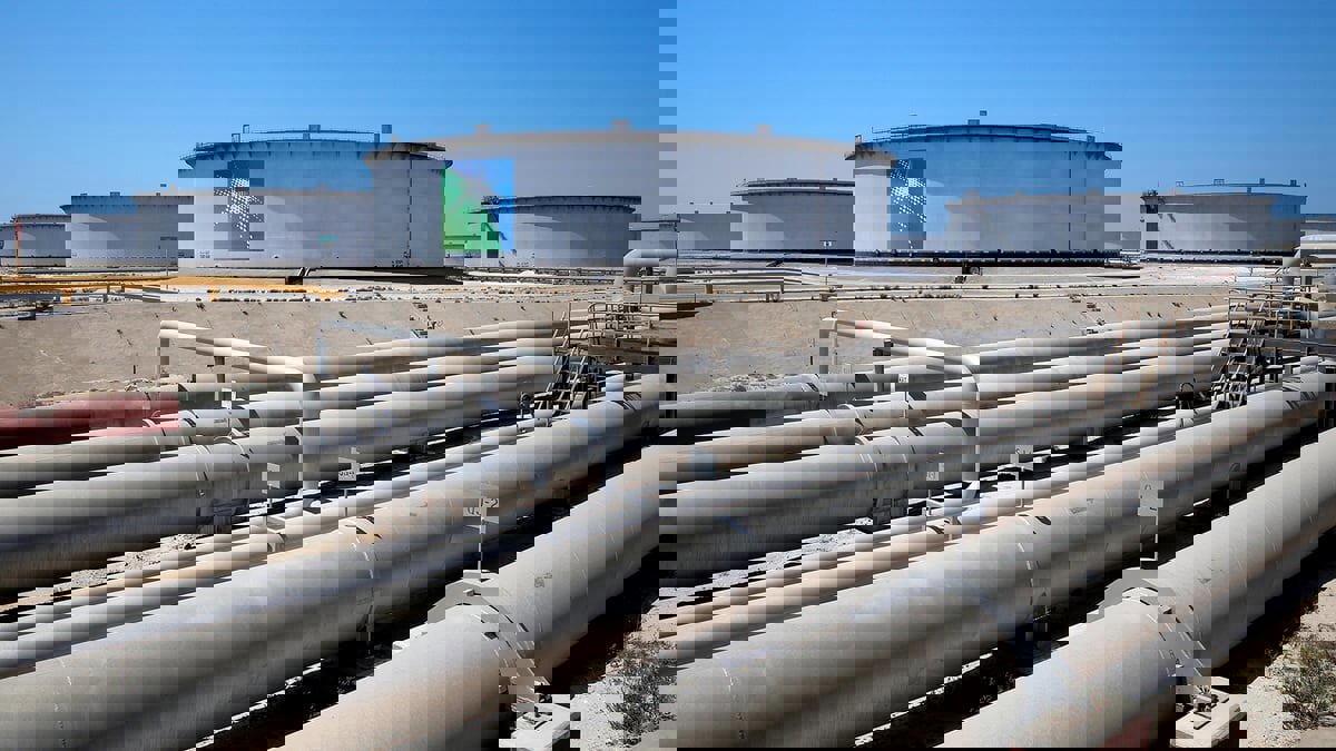 النفط يرتفع بفعل توقعات عن الإنتاج السعودي