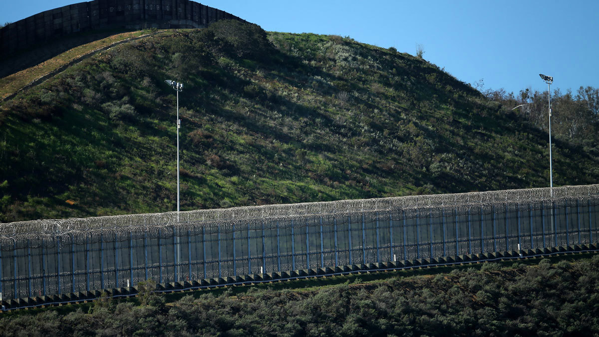 البنتاغون يمول الجدار الحدودي مع المكسيك‎ بمليار دولار