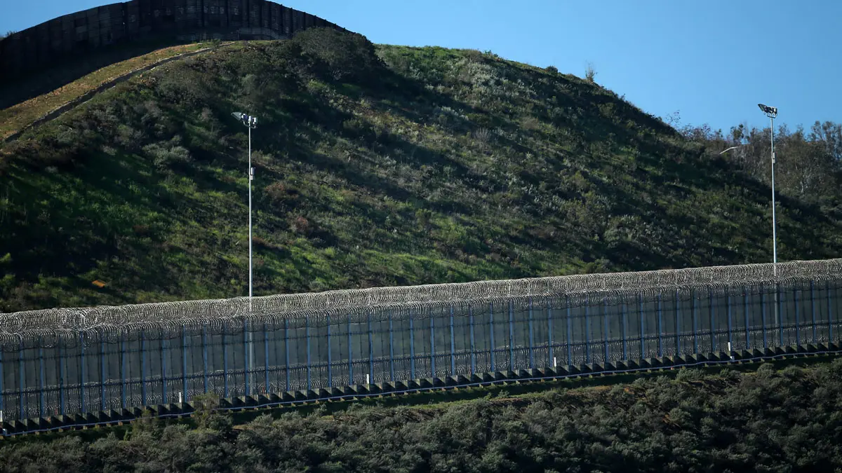 البنتاغون يمول الجدار الحدودي مع المكسيك‎ بمليار دولار