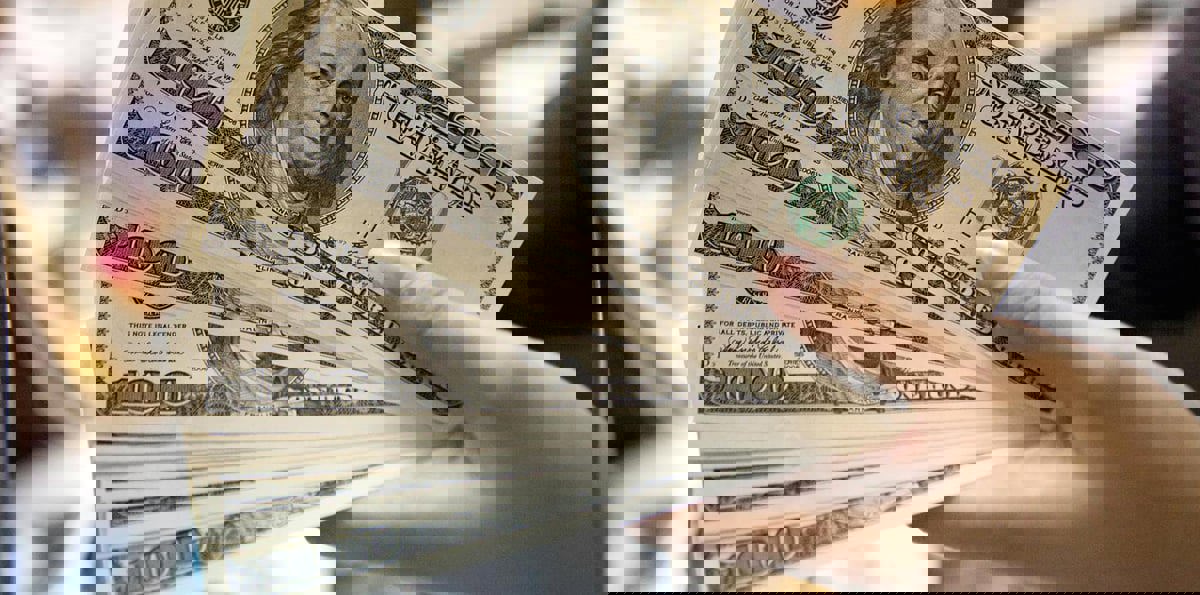 الدولار يضغط على اليورو بعد ارتفاع عائد السندات الأمريكية