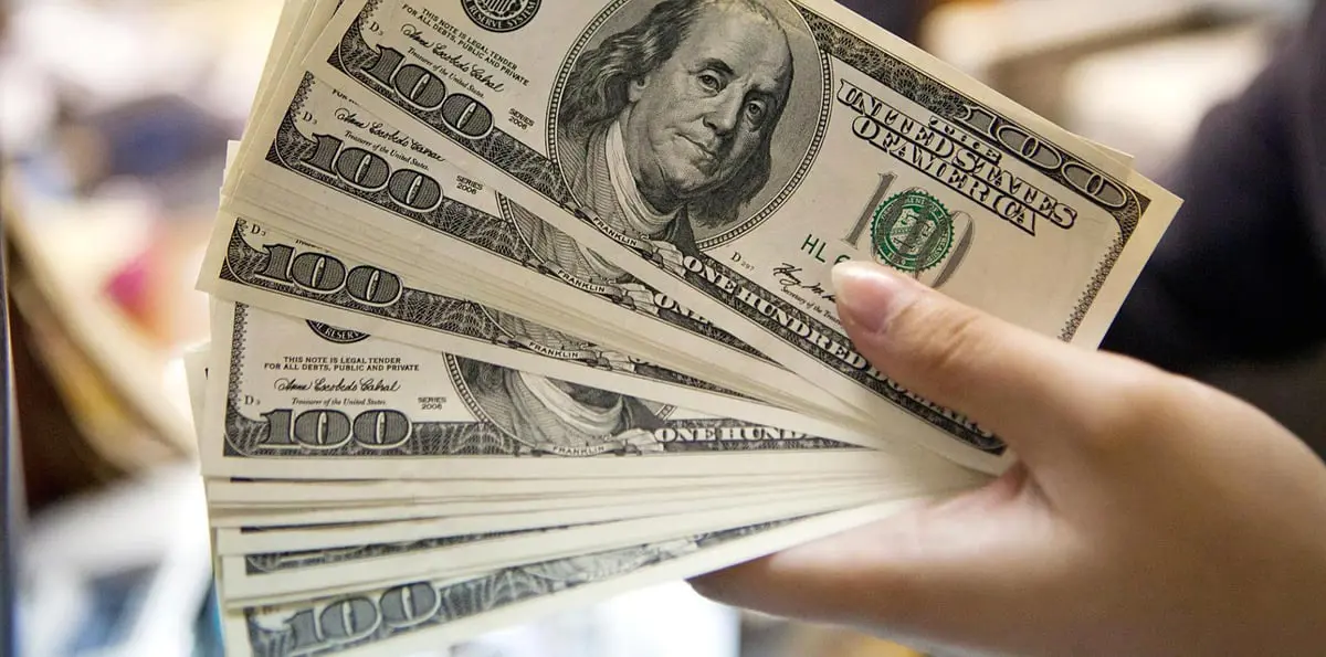 الدولار يضغط على اليورو بعد ارتفاع عائد السندات الأمريكية