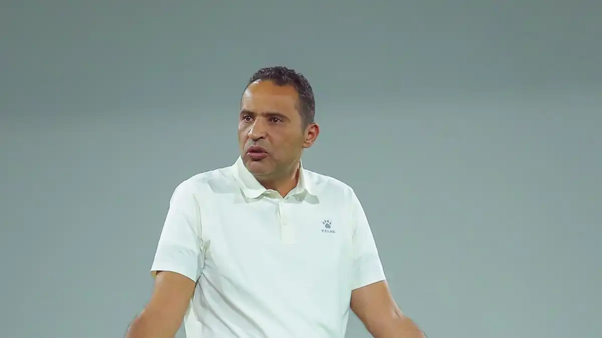 برسالة من المطار.. مؤمن سليمان يرد على شائعة وفاته (صورة)