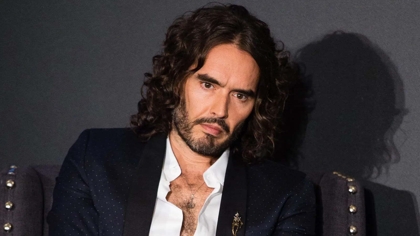 رغم الاتهامات الجنائية.. راسل براند يُلقي محاضرة في جامعة فلوريدا