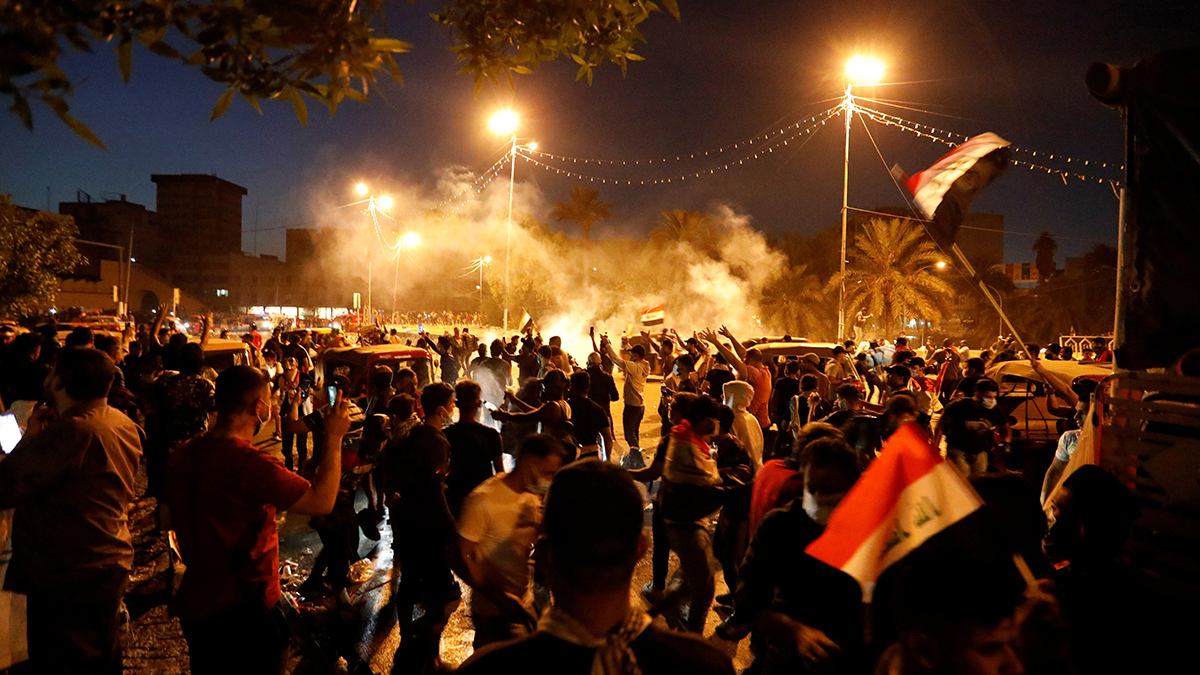 محافظ كربلاء: المتظاهرون حملوا قنبلة محرمة دوليًّا ومقاطع القمع "مفبركة"