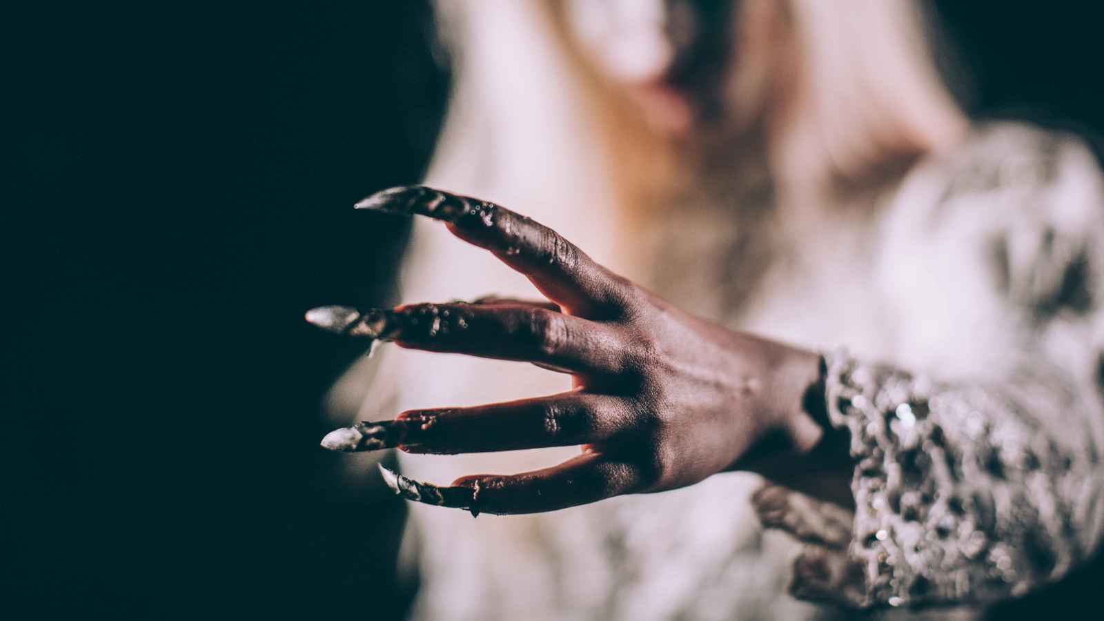 "أصابع الشيطان".. فطر "نادر" يثير الرعب برائحته المريبة (صور)