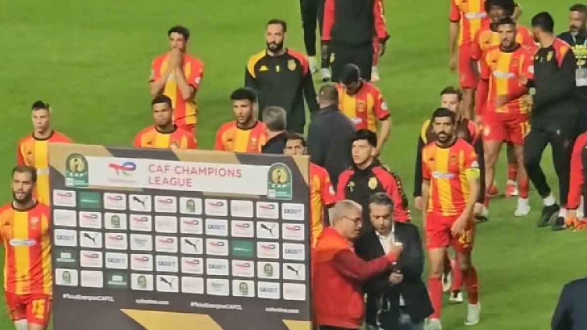 جماهير الترجي تقذف اللاعبين بقوارير المياه بعد الخروج الإفريقي (فيديو)