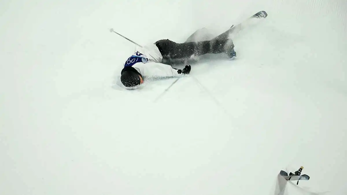 سقوط مروع لمتزلج فنلندي في الألعاب الأولمبية الشتوية (فيديو)