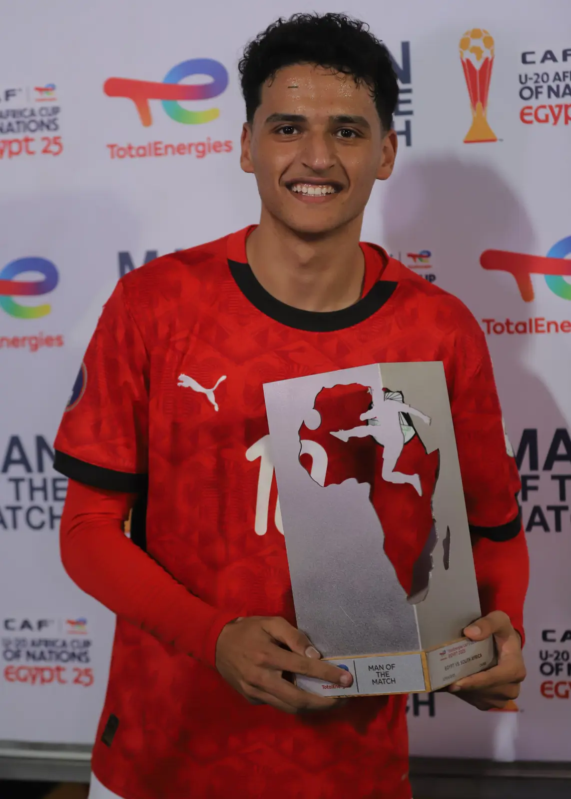 محمد عبد الله يتسلم جائزة رجل مباراة مصر وجنوب أفريقيا