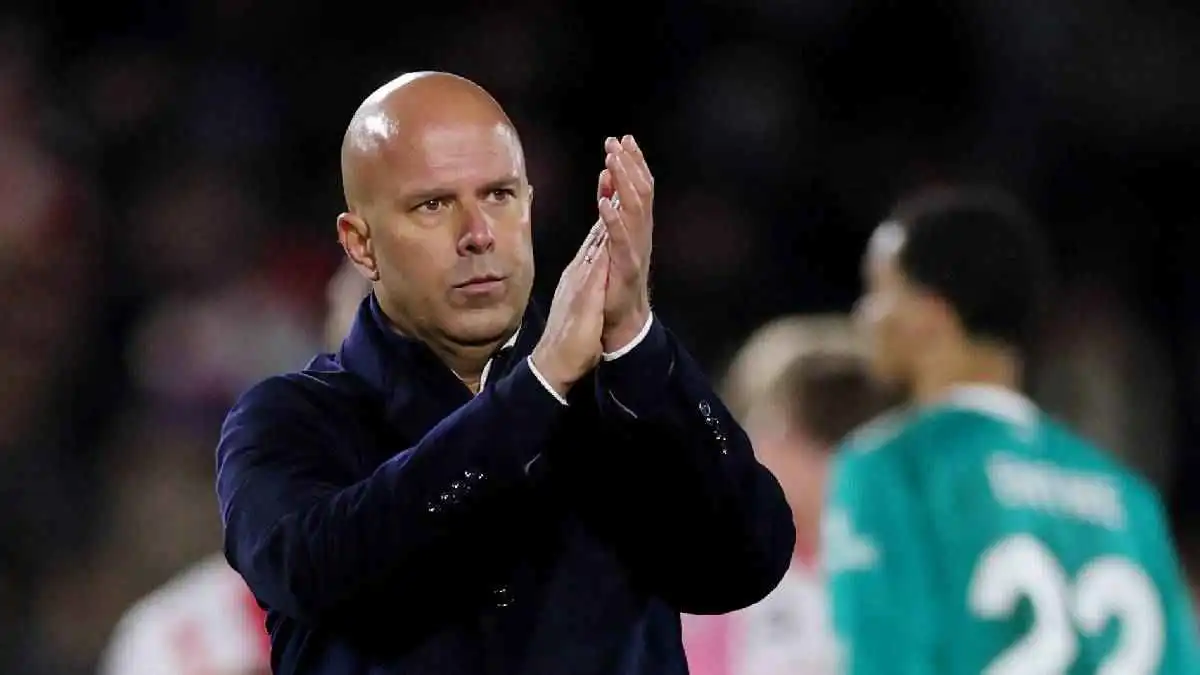 عليه تشغيل هاتفه.. أقرب مرشح لخلافة سلوت في ليفربول