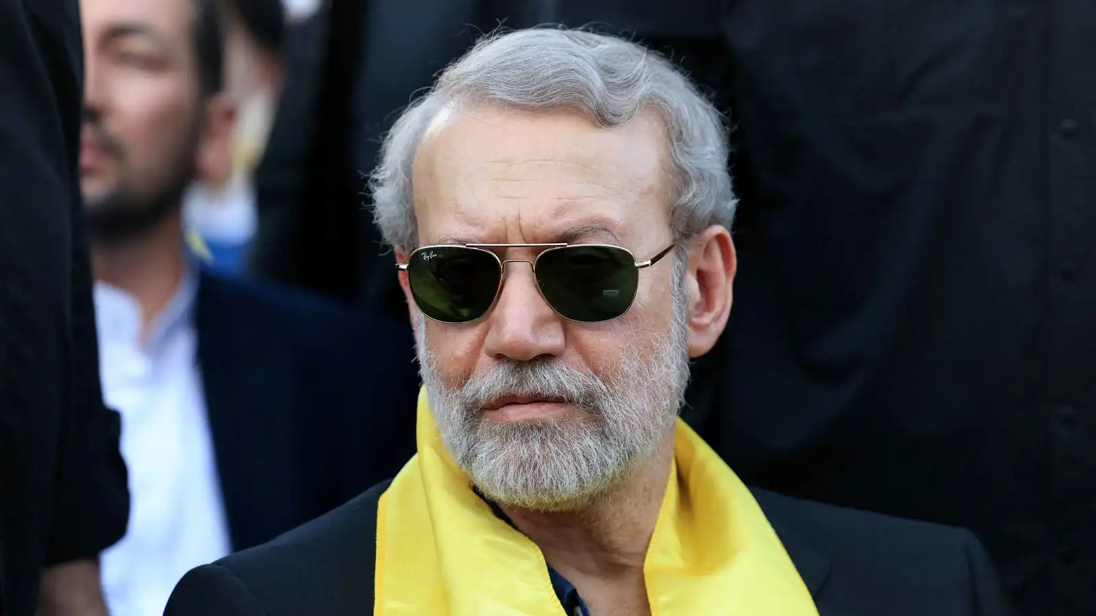 ردا على إعلان إسرائيل مقتله.. لاريجاني يغرد ونشر مذكرة بخط يده (صورة)