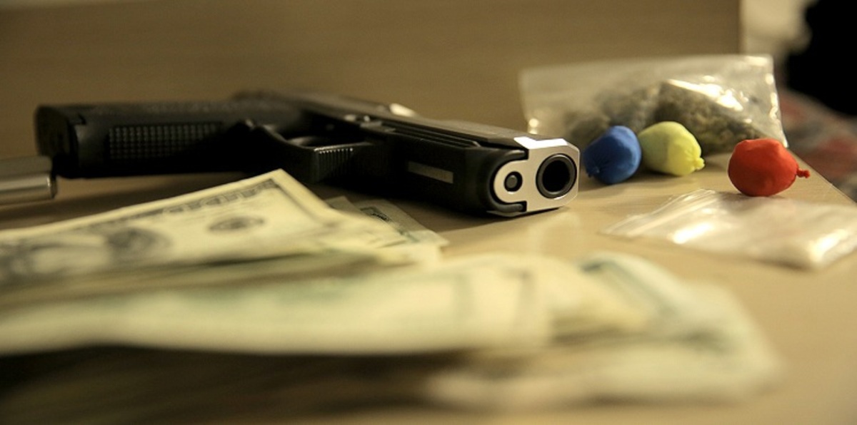 بالصور.. ضبط 3 سعوديين يروجون المخدرات والأسلحة عبر "سناب شات"