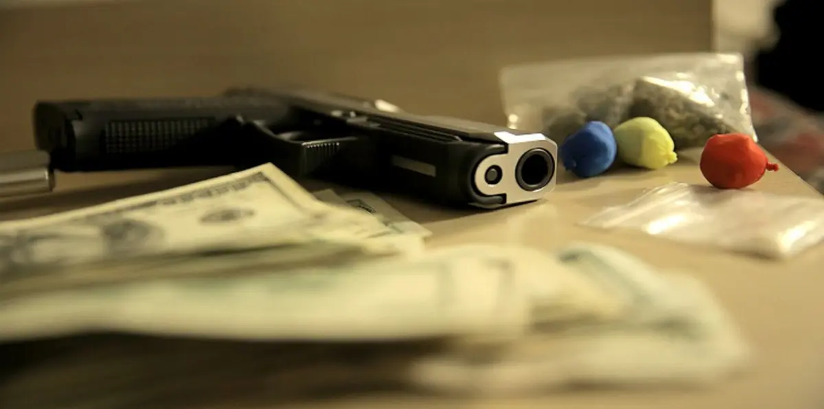 بالصور.. ضبط 3 سعوديين يروجون المخدرات والأسلحة عبر "سناب شات"