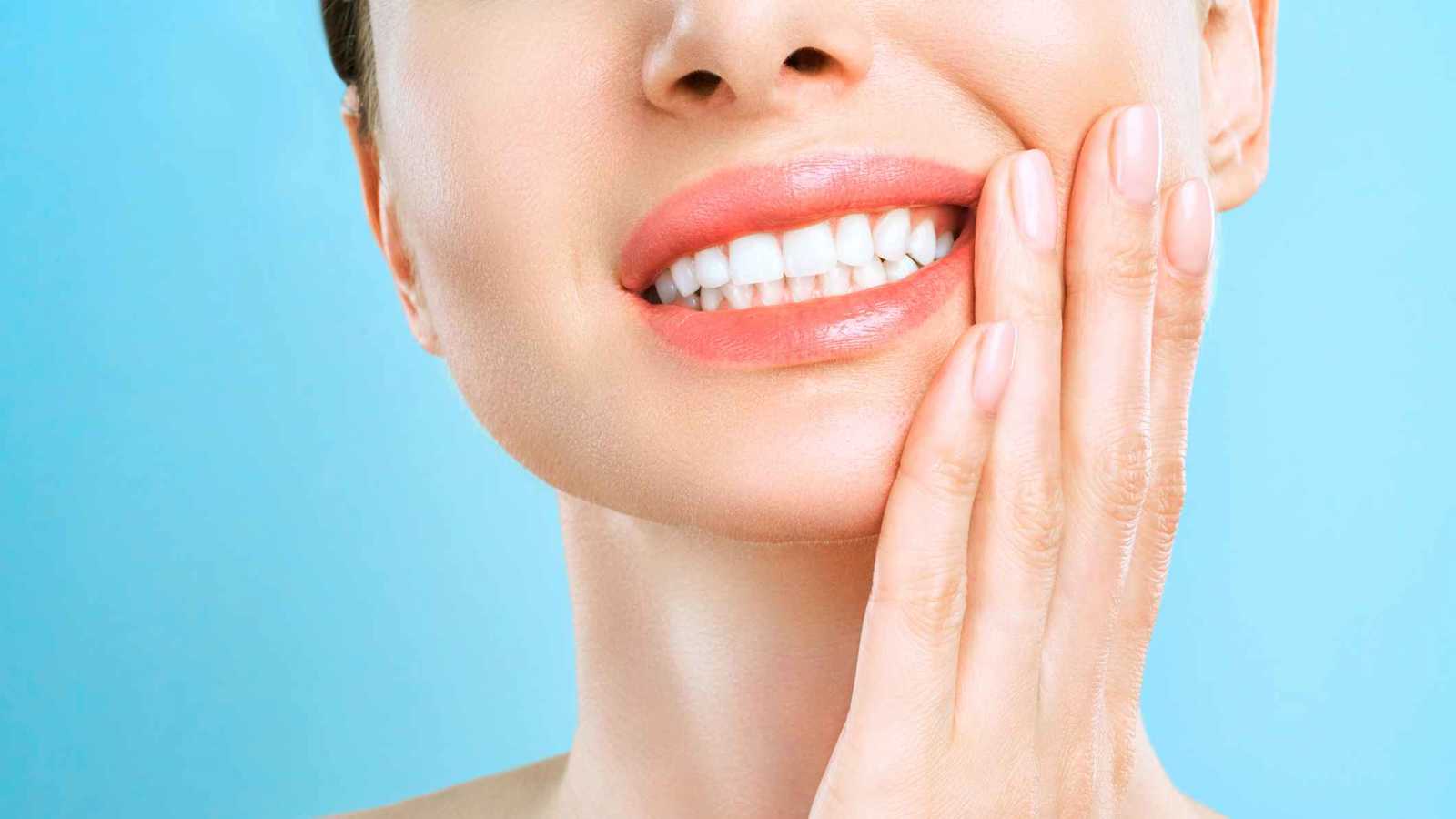 تنتشر على نطاق واسع.. أسوأ حيل تبييض الأسنان التي يحذر منها الأطباء