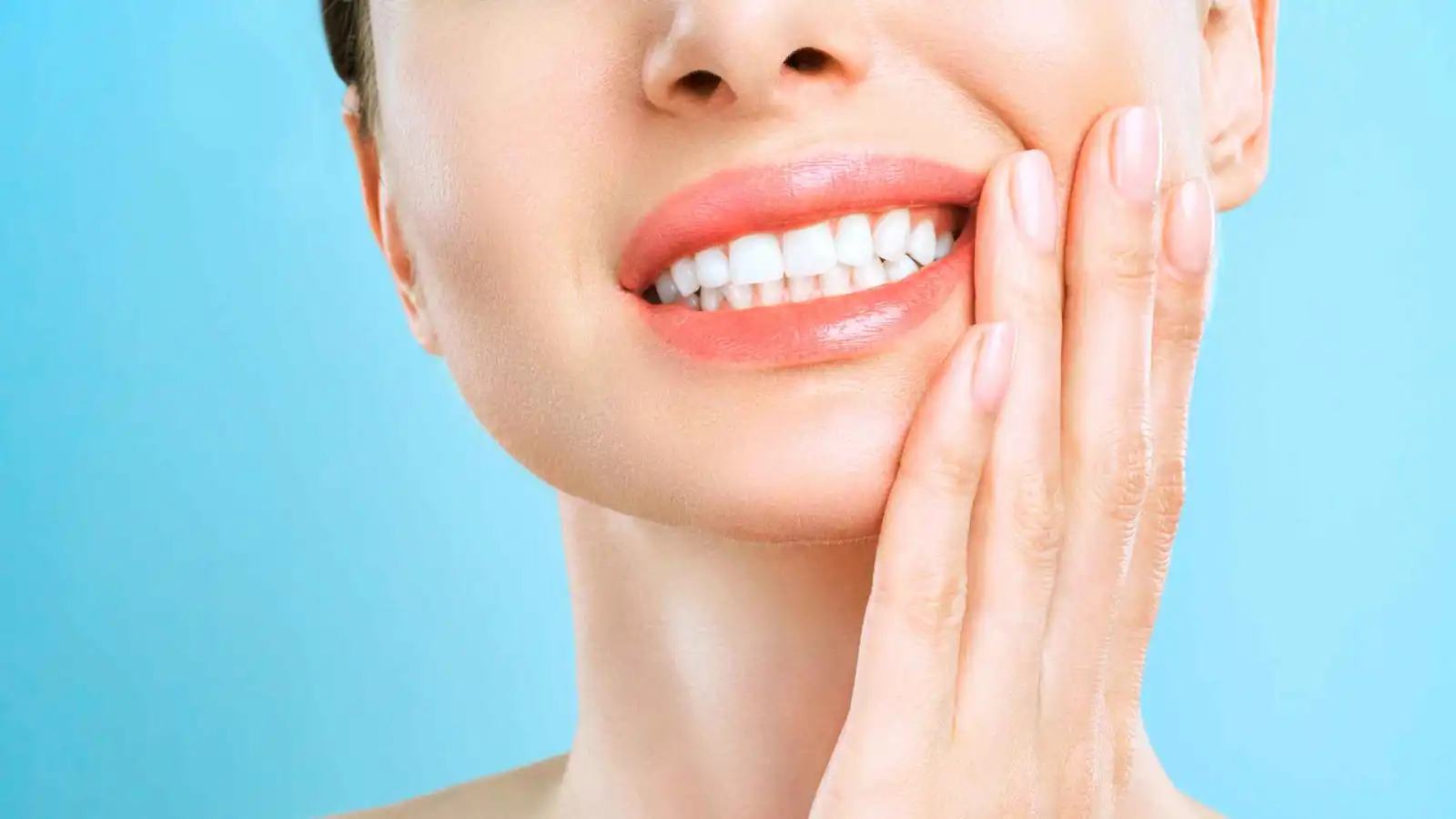 تنتشر على نطاق واسع.. أسوأ حيل تبييض الأسنان التي يحذر منها الأطباء