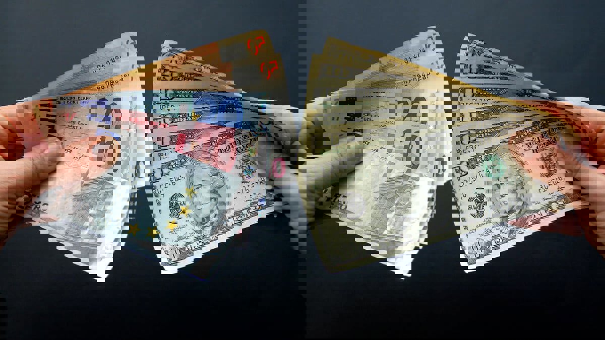 بعد تراجعه إلى مستويات قياسية.. اليورو يعاود الصعود أمام الدولار