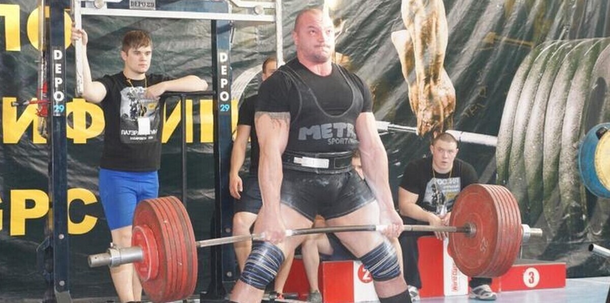 نهاية مأساوية لمعركة بطل العالم في رفع الأثقال مع محترف فنون قتالية (فيديو)