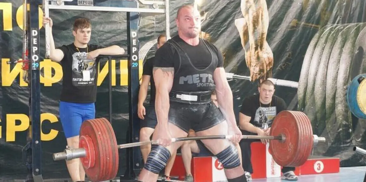 نهاية مأساوية لمعركة بطل العالم في رفع الأثقال مع محترف فنون قتالية (فيديو)