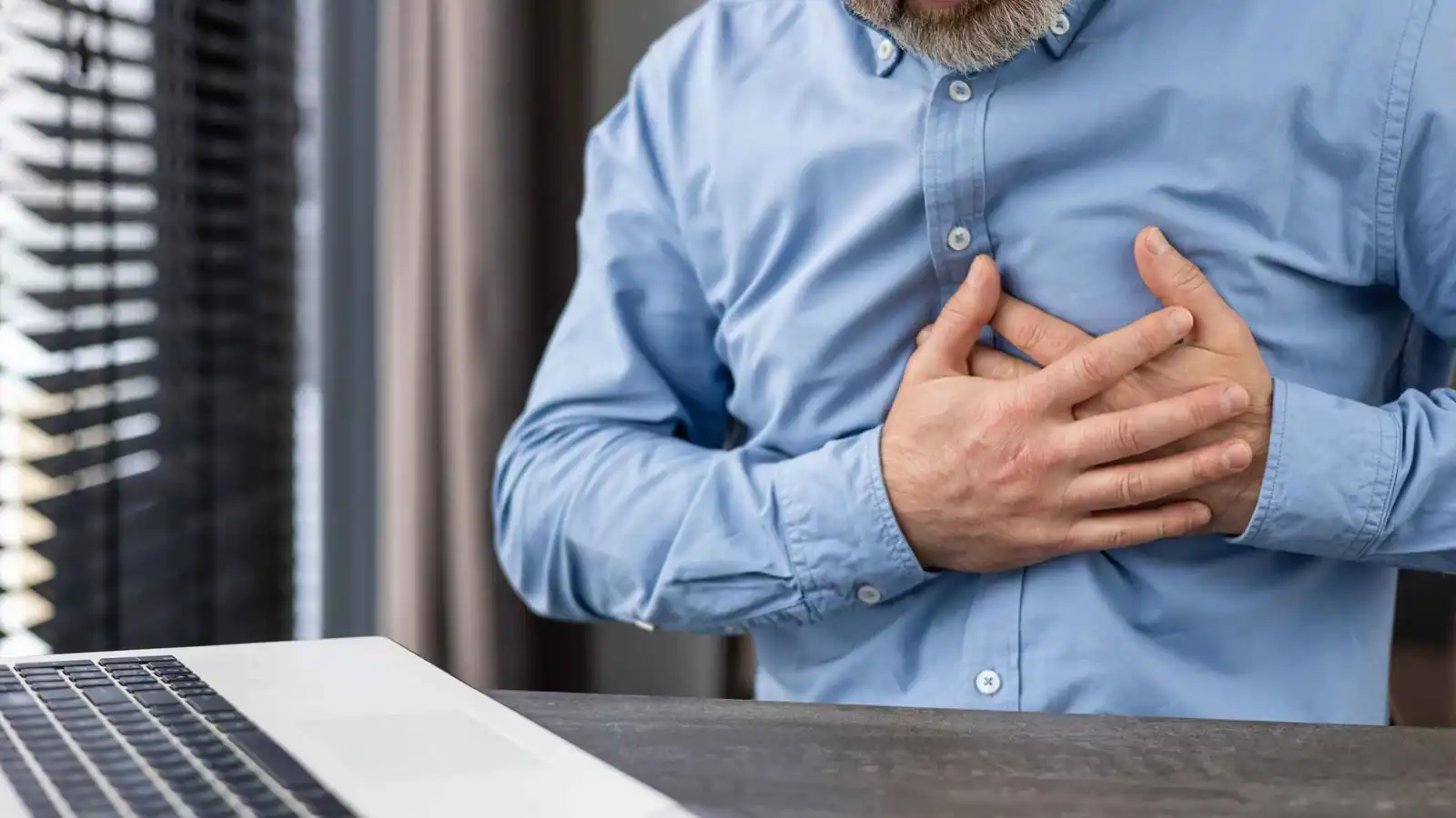 بينما كان يمازح زملاءه.. وفاة صادمة لصحفي مصري