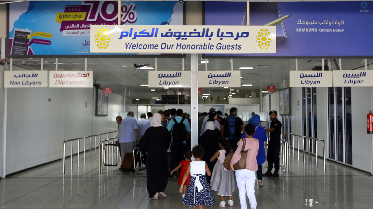 توقف الملاحة بمطار "معيتيقة" في طرابلس بعد تعرضه للقصف