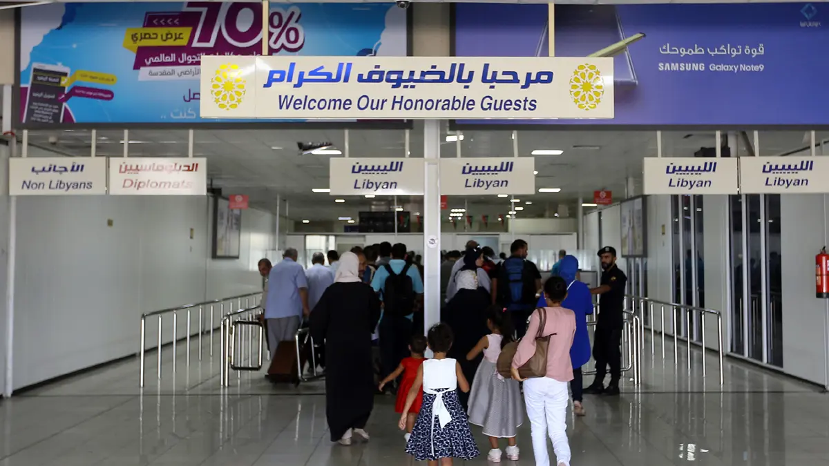 توقف الملاحة بمطار "معيتيقة" في طرابلس بعد تعرضه للقصف