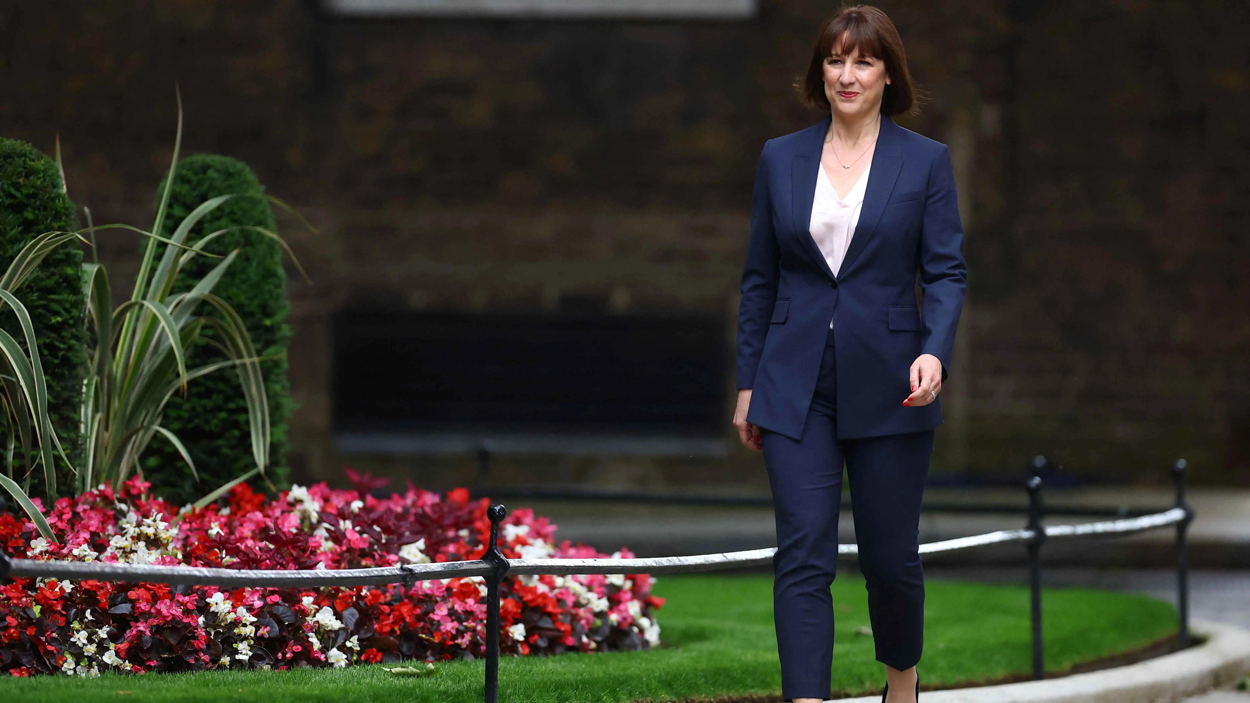 وزيرة المالية البريطانية الجديدة راشيل ريفز تلوح باتخاذ "قرارات صعبة"