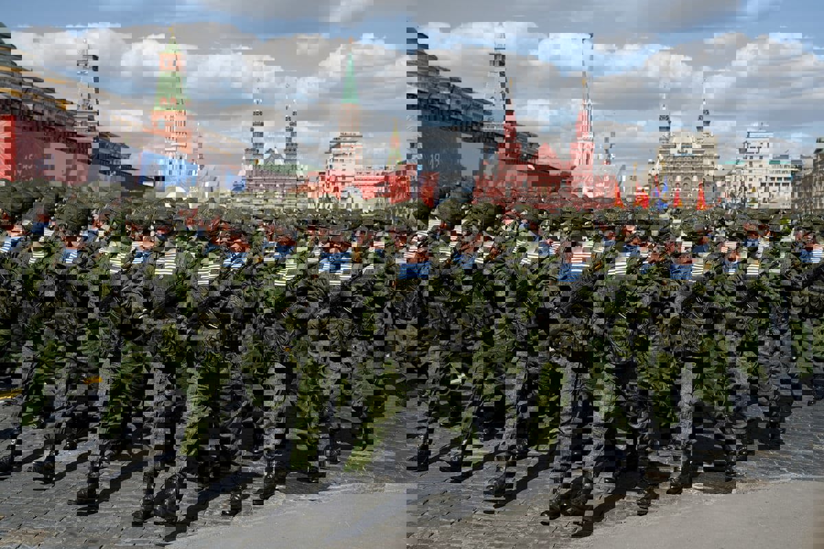 "تقليد سوفييتي".. تلاميذ المدارس الروسية يتدربون على استخدام السلاح