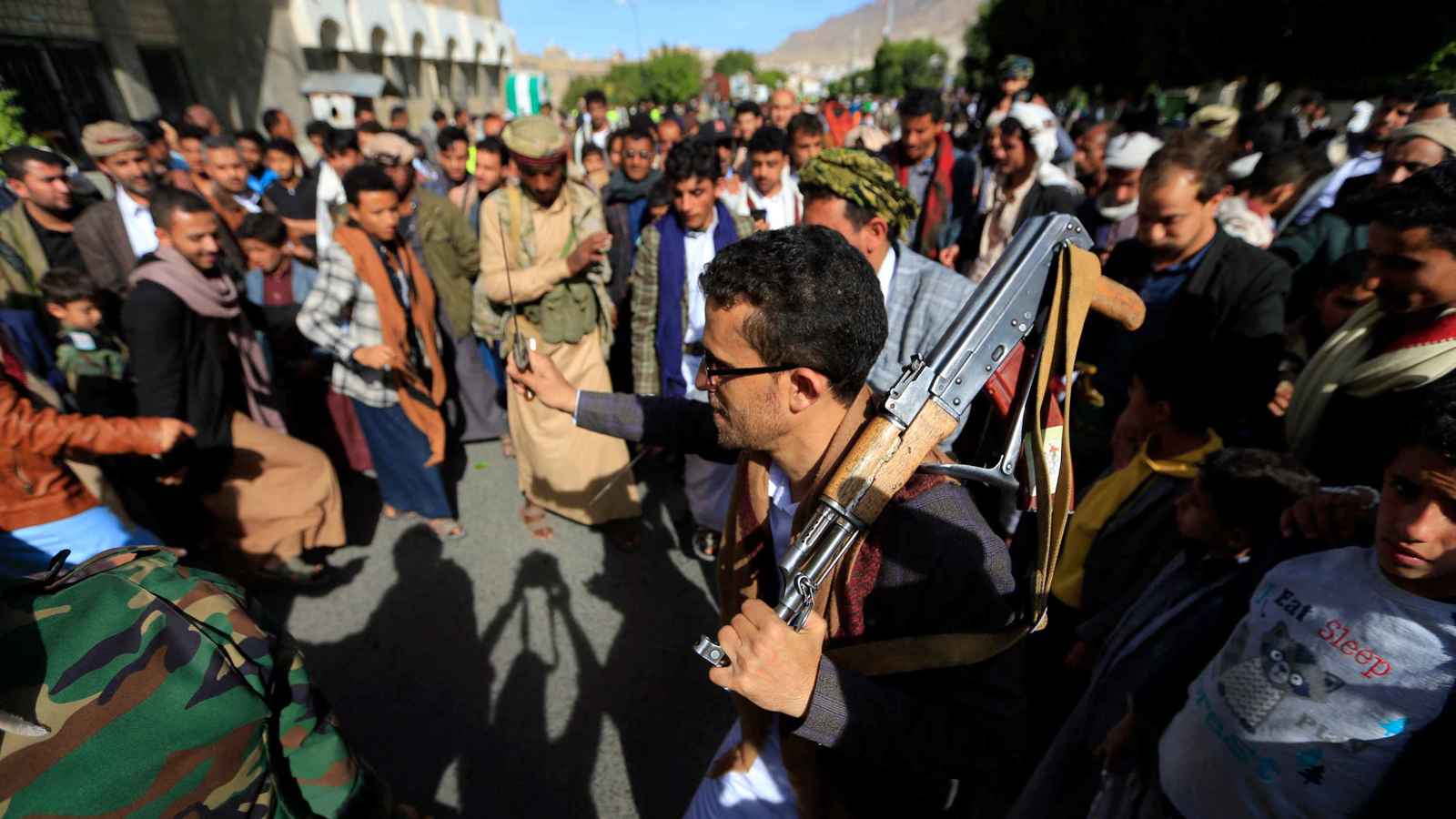 ميليشيا الحوثي تحوّل مئات المدارس إلى معسكرات للتجنيد