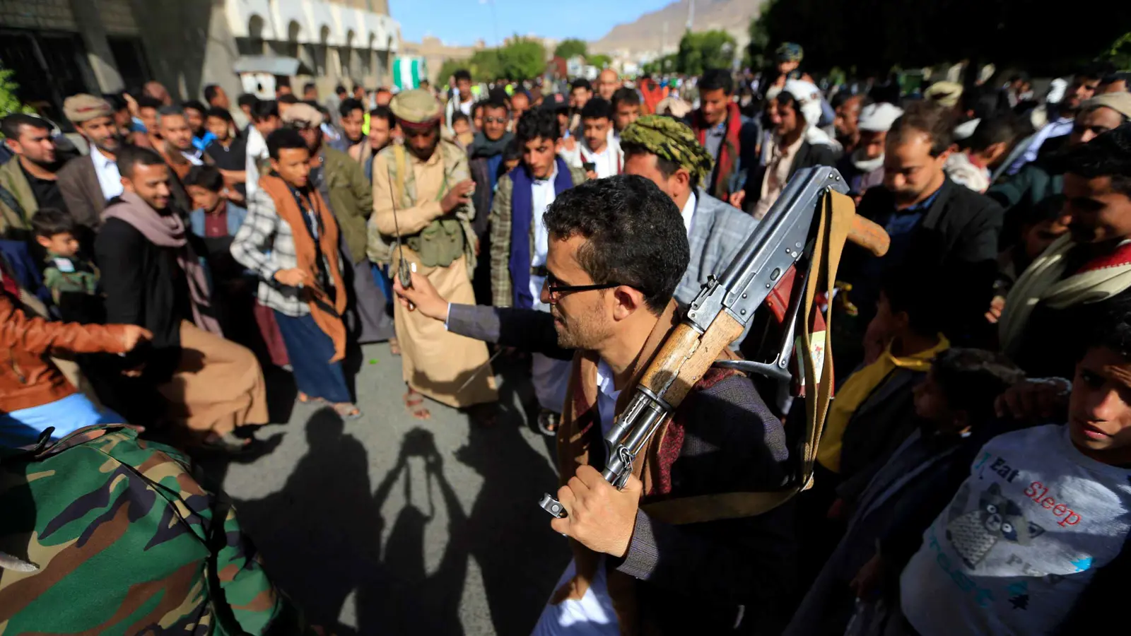 ميليشيا الحوثي تحوّل مئات المدارس إلى معسكرات للتجنيد