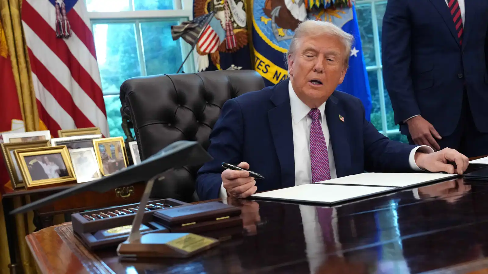 بموازنة قدرها 900 مليار دولار.. ترامب يوقع قانون السياسة الدفاعية الأمريكي