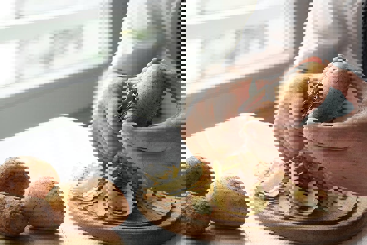 هل ترمي قشور البطاطا؟ لن تفعل ذلك بعد التعرف على فوائدها