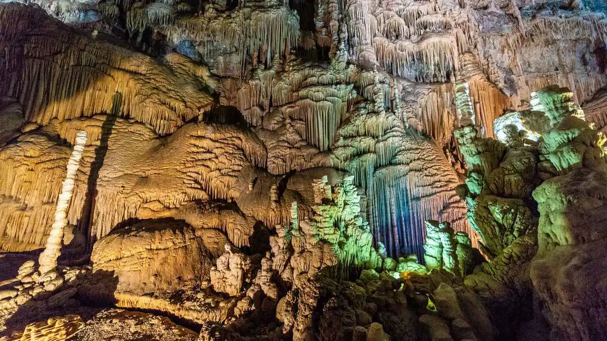 لبنان.. إغلاق مغارة جعيتا مؤقتاً بعد جدل "حفل الزفاف" (فيديو)