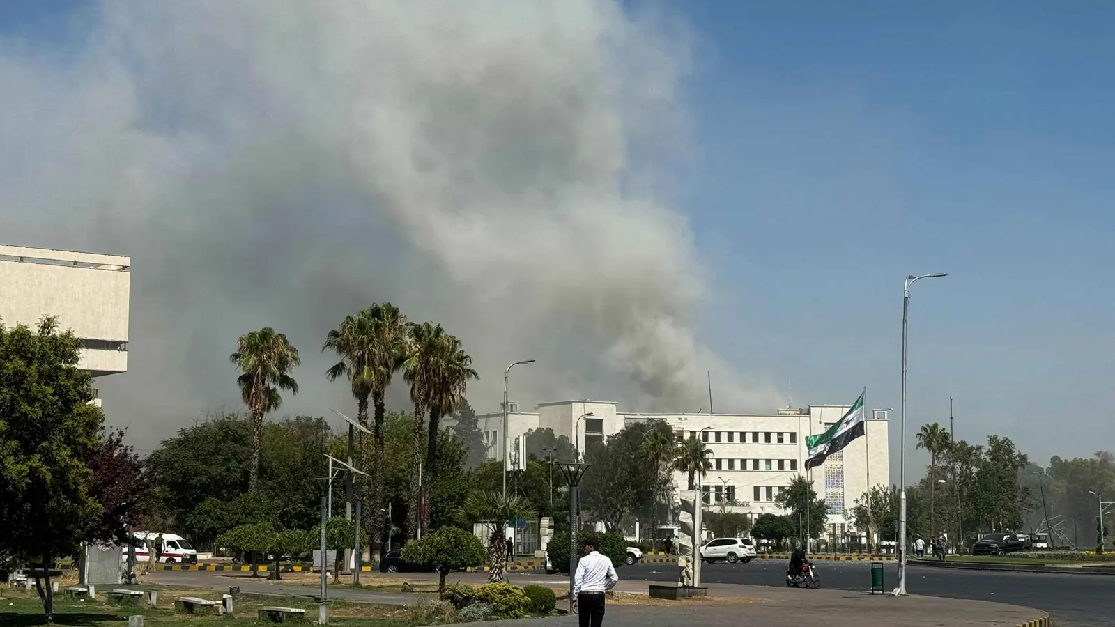 إعلام سوري: غارات إسرائيلية تستهدف مقر "الفرقة العاشرة" بريف دمشق (فيديو)