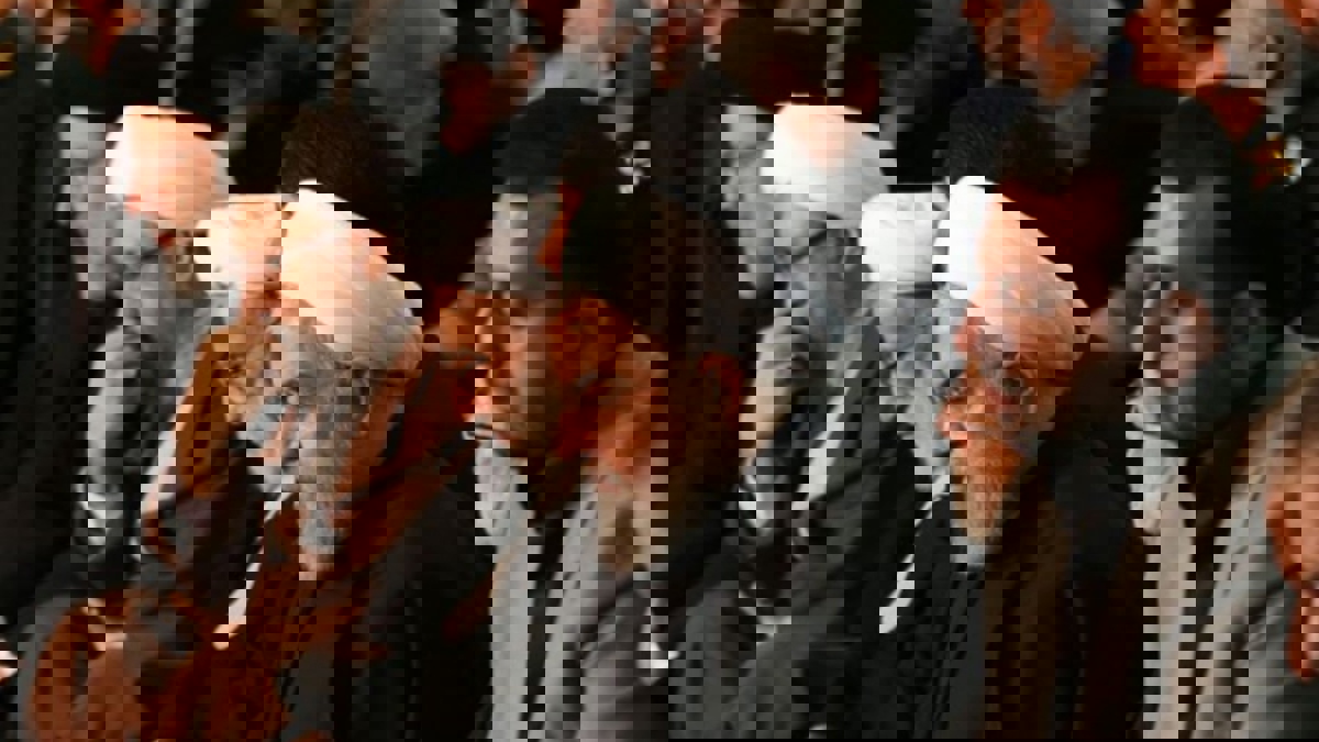 روحاني يرتعش في الصلاة خلف خامنئي (فيديو)