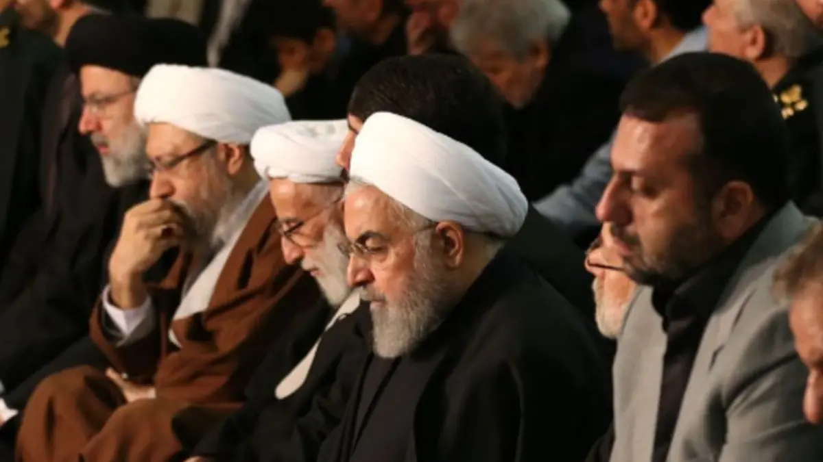 روحاني يرتعش في الصلاة خلف خامنئي (فيديو)