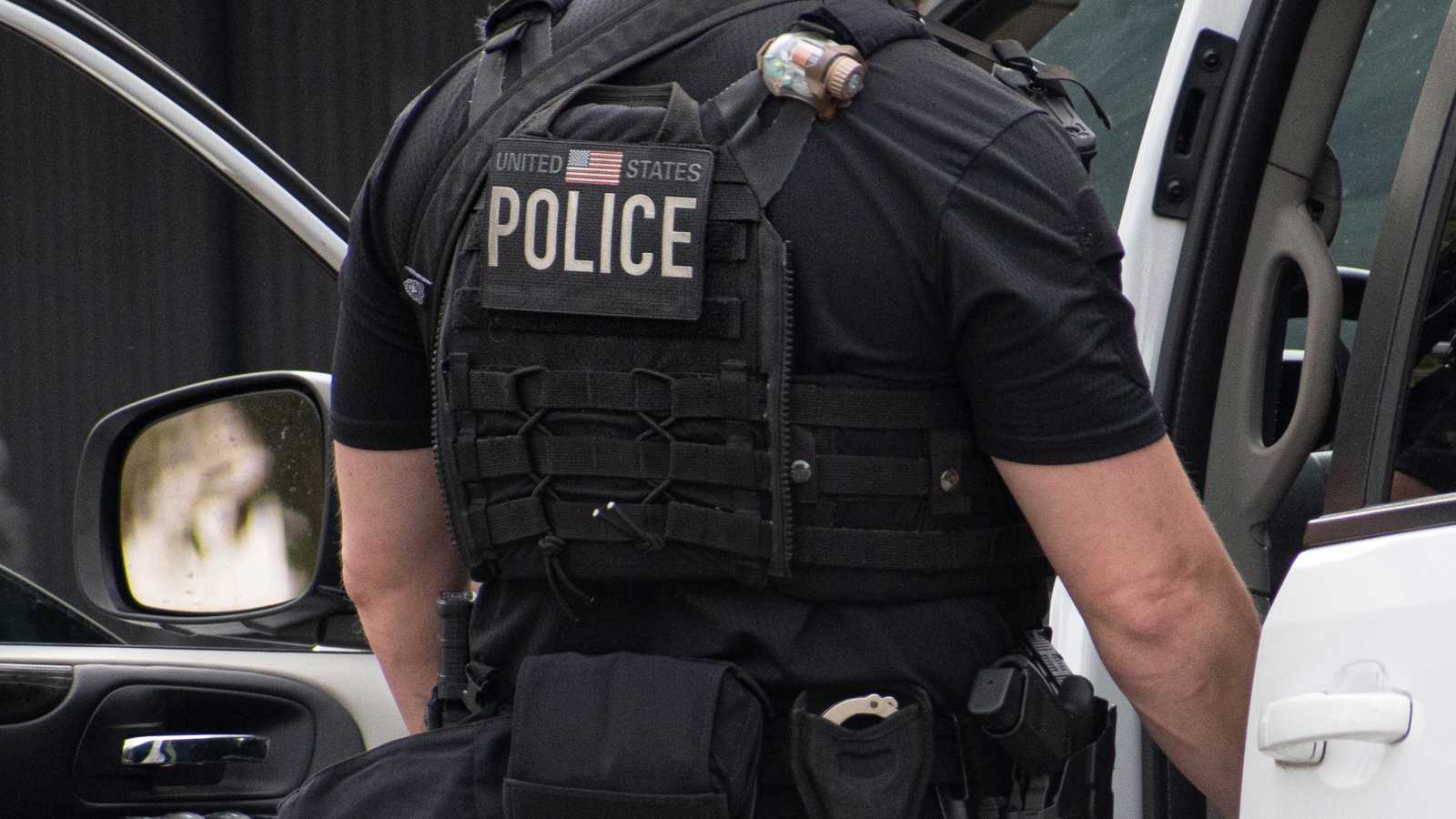 ضابط يعتدي على امرأة بعنف أمام مدرسة في فلوريدا (فيديو)