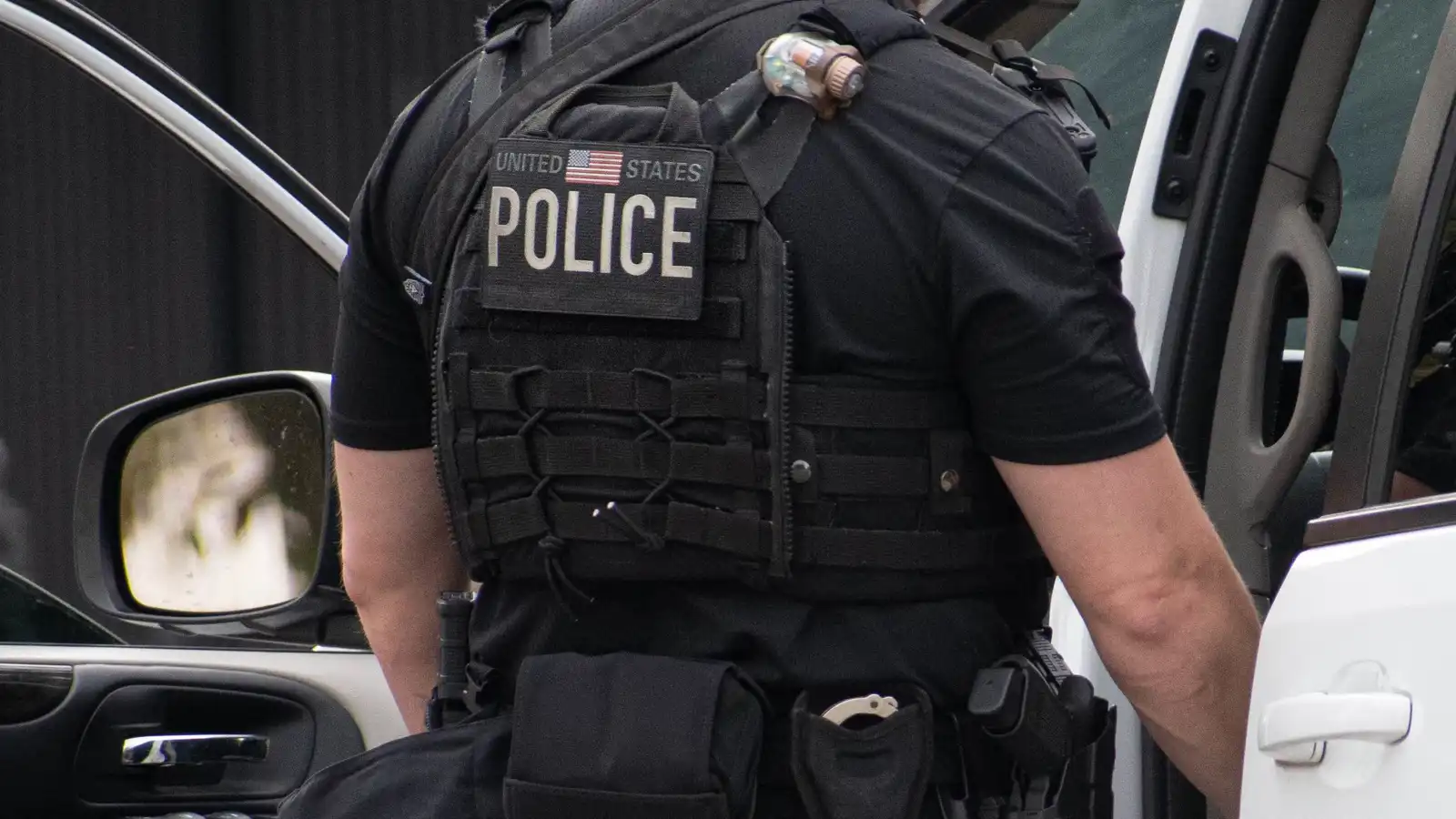 ضابط يعتدي على امرأة بعنف أمام مدرسة في فلوريدا (فيديو)