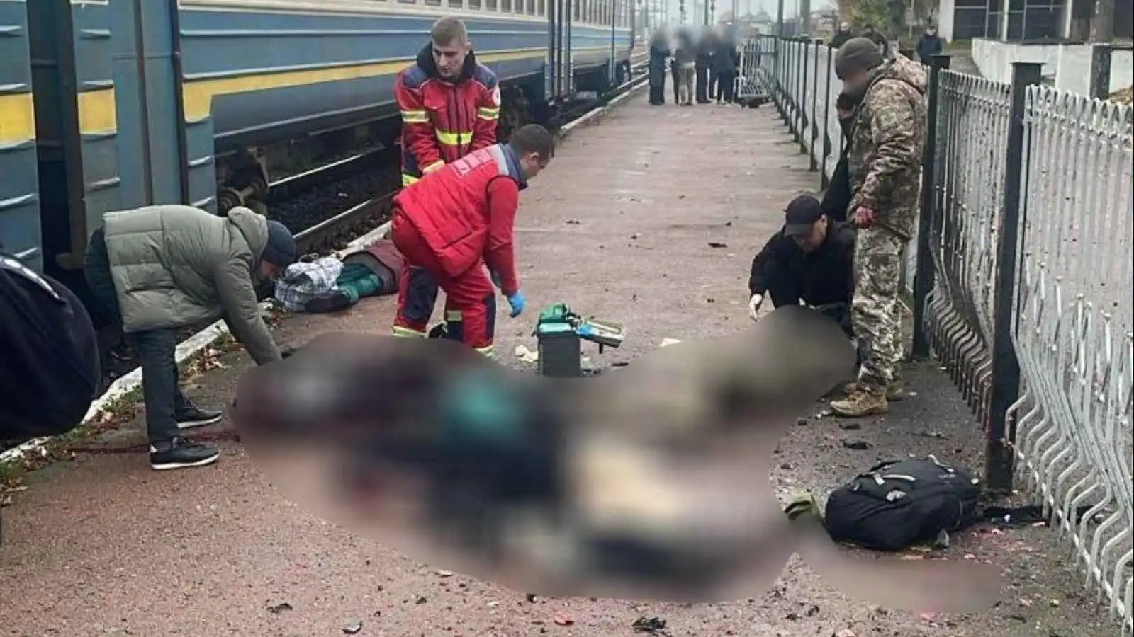 أوكرانيا.. 4 قتلى و12 مصابًا بانفجار في محطة قطار (صور)