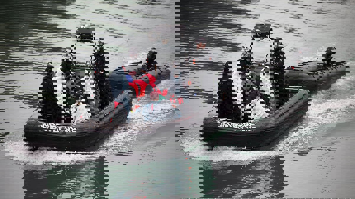 مهاجرون ينجحون بتخطي الشرطة الفرنسية ويعبرون القنال الإنجليزي