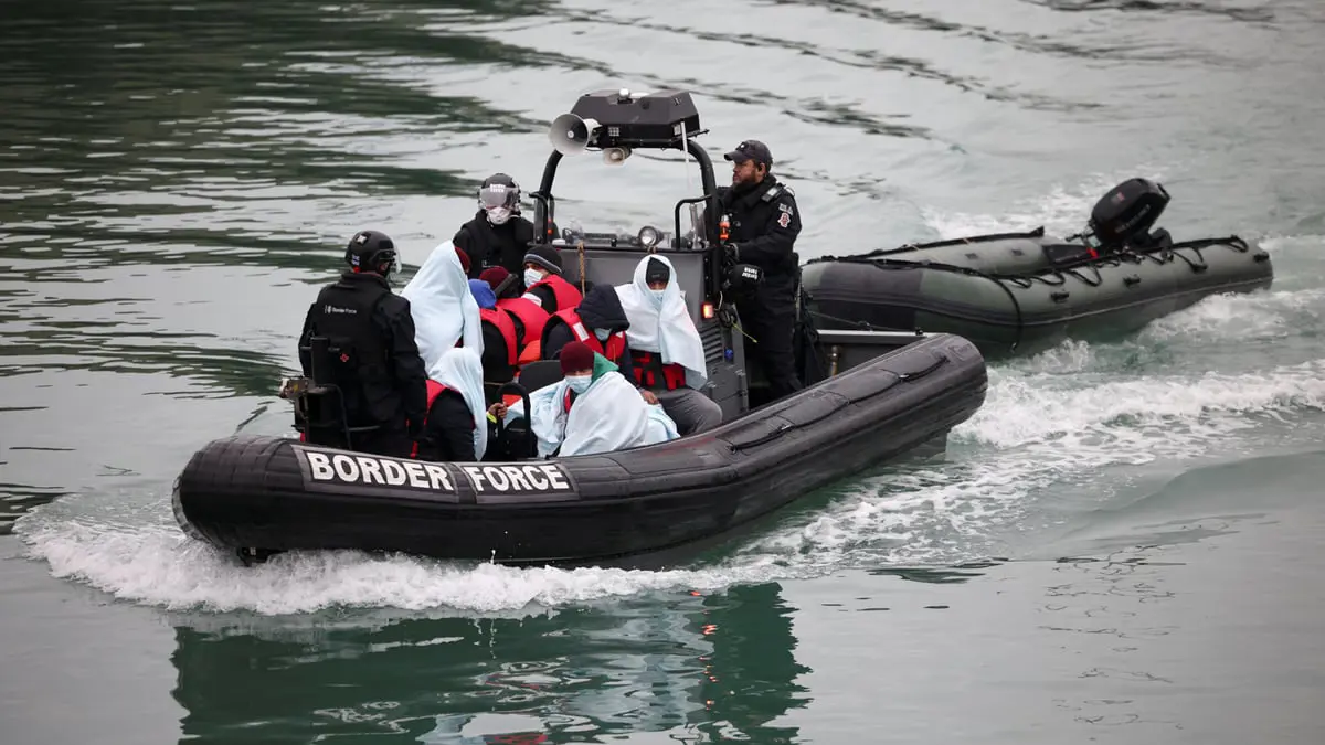 مهاجرون ينجحون بتخطي الشرطة الفرنسية ويعبرون القنال الإنجليزي