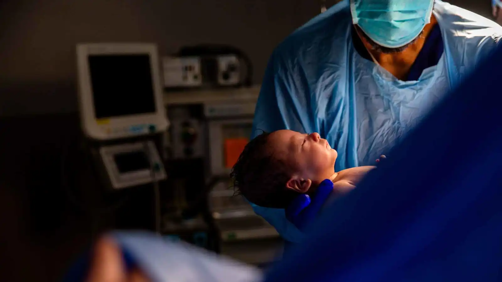 "حكاية نرجس" تتحول لواقع.. امرأة تختطف رضيعاً