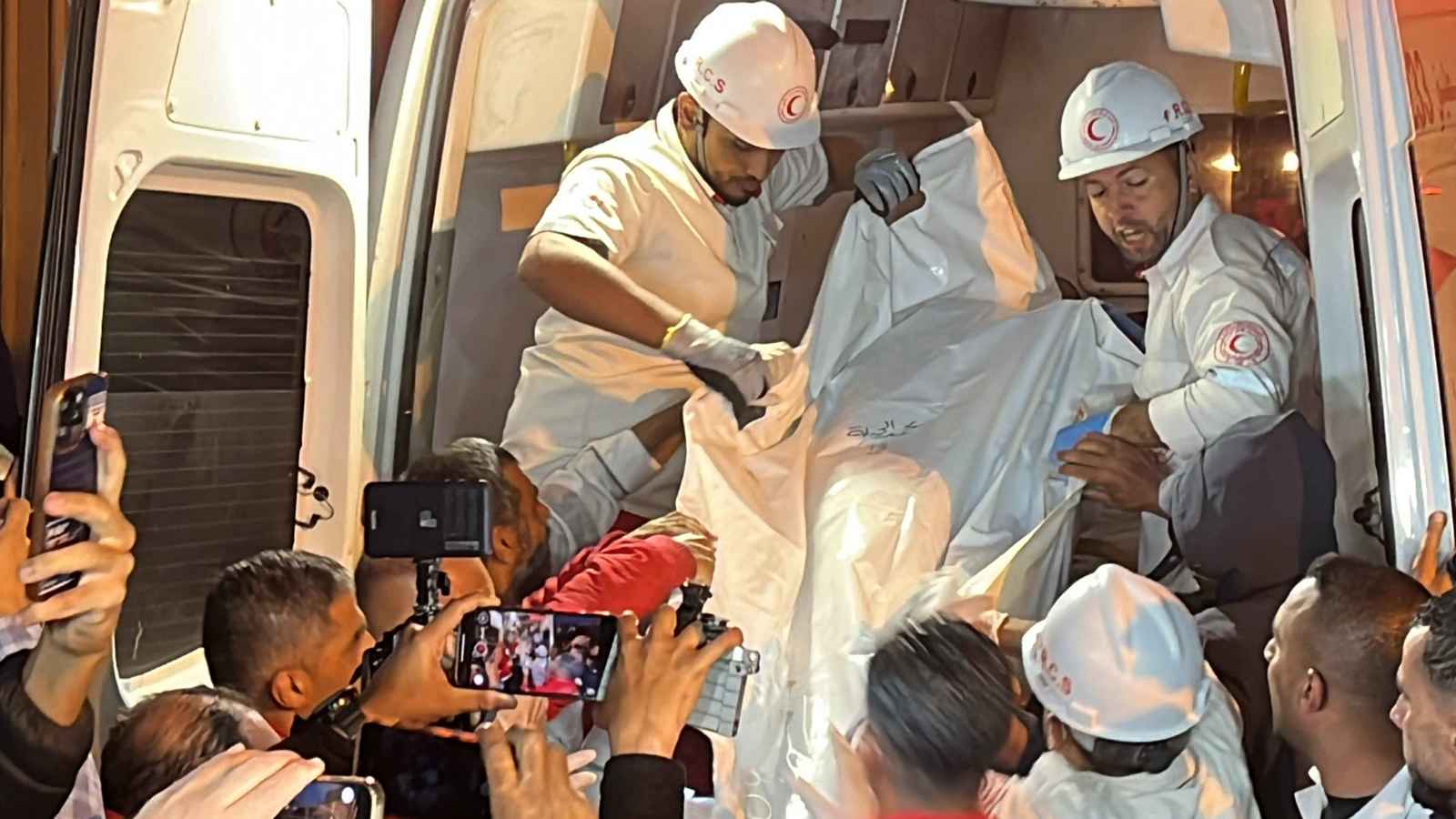 لحظة قتل الجيش الإسرائيلي 15 مسعفاً في غزة (فيديو)