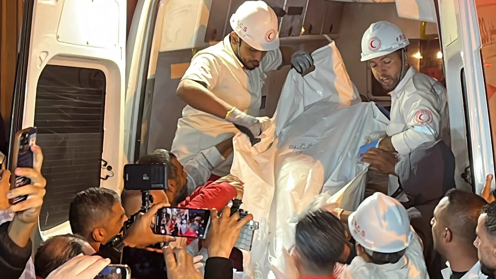 لحظة قتل الجيش الإسرائيلي 15 مسعفاً في غزة (فيديو)