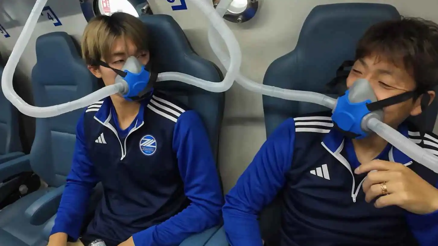 لماذا استخدم لاعبو ماتشيدا علاج الأوكسجين قبل مواجهة الأهلي السعودي؟