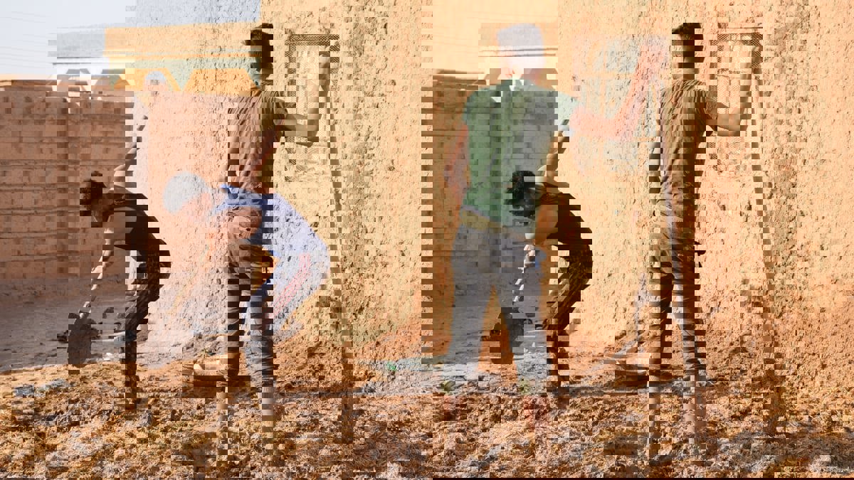 البيوت الطينية تواجه الغلاء وتقلبات الطقس في شمال سوريا