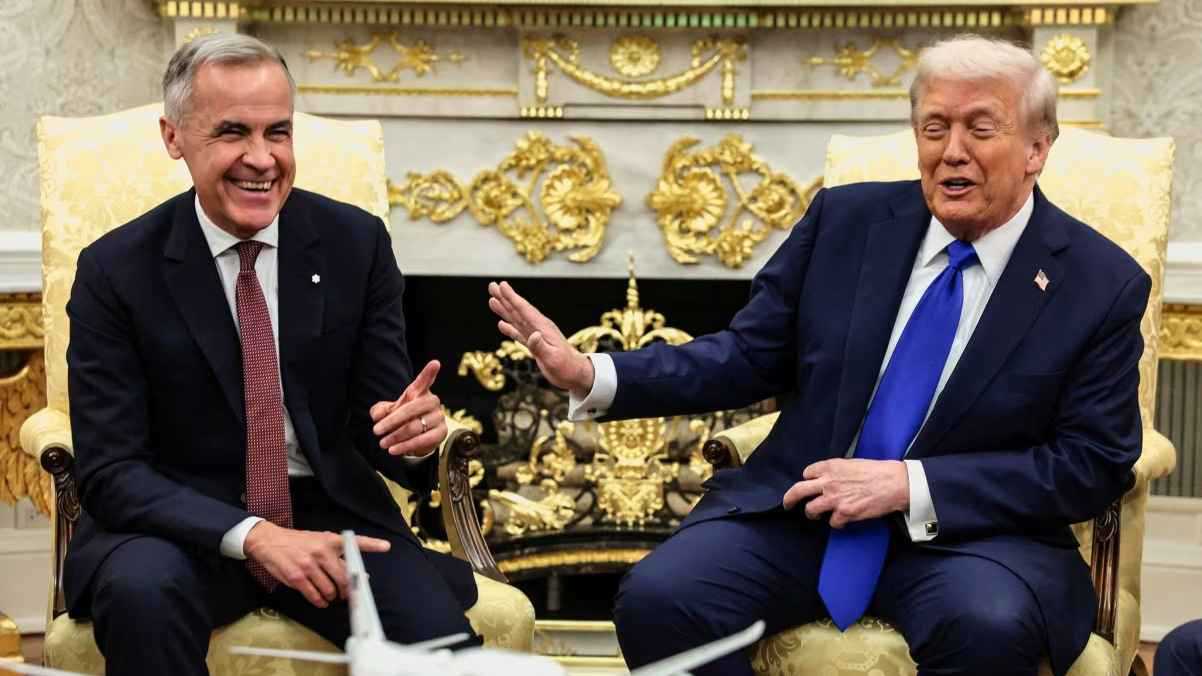 بربطة عنق حمراء وضحكات.. كارني يحاول كسب ود ترامب "بلا نتائج"