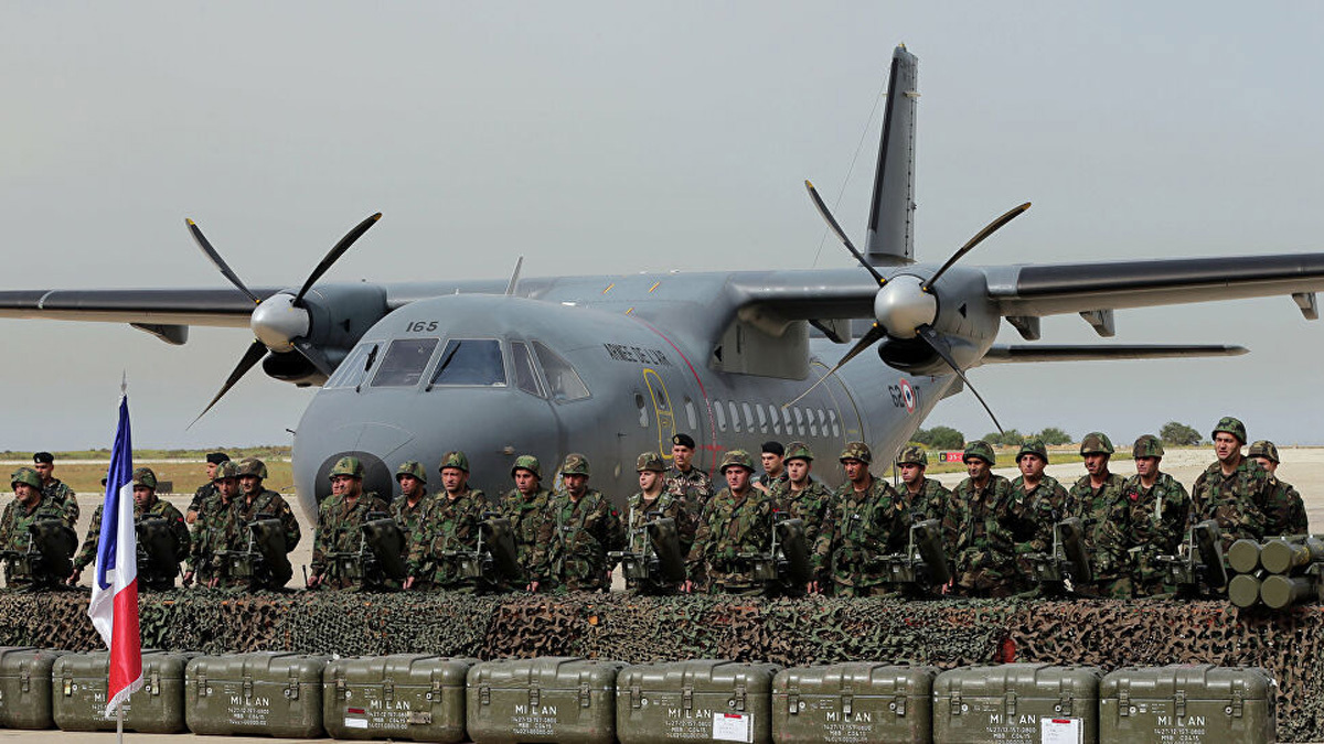 فرنسا تعلق عملياتها العسكرية المشتركة مع القوات المالية